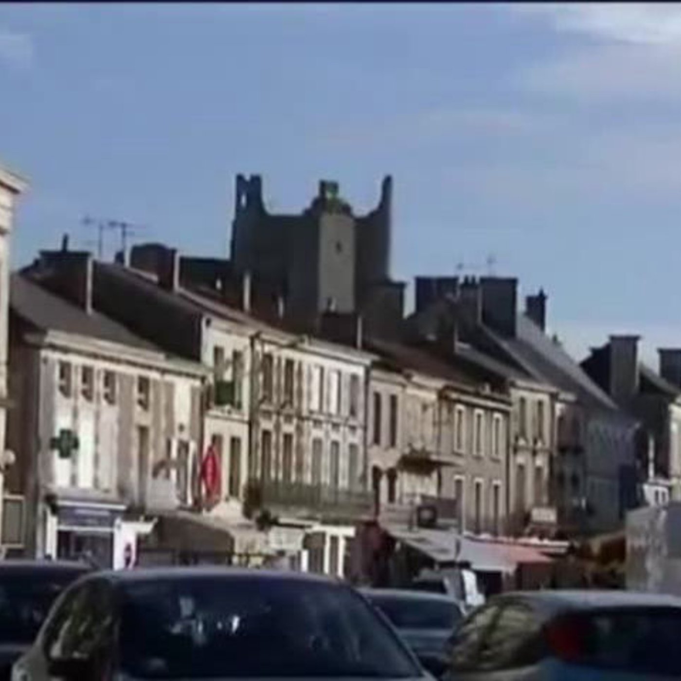 Les Français quittent le centre episode artwork